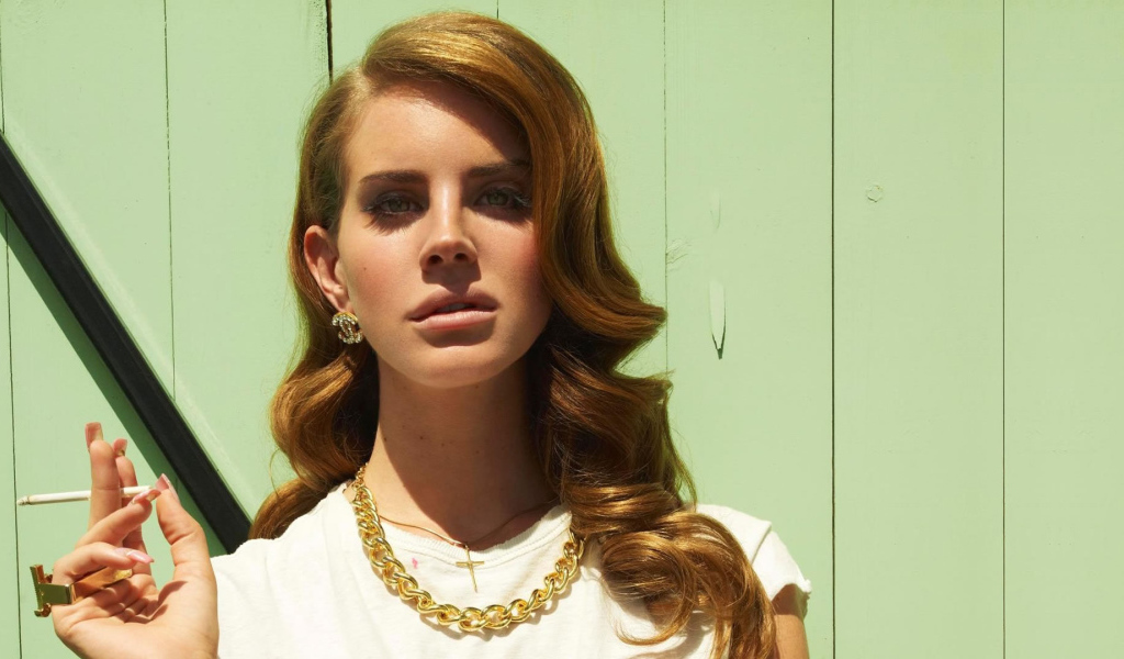 Lana Del Rey курит сигарету