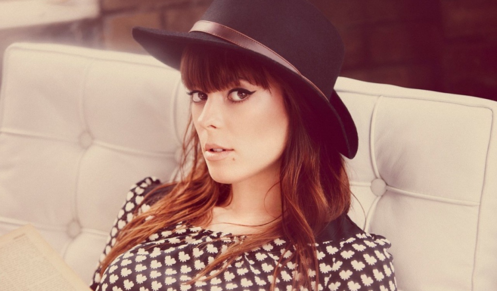 Ленка в черной шляпке