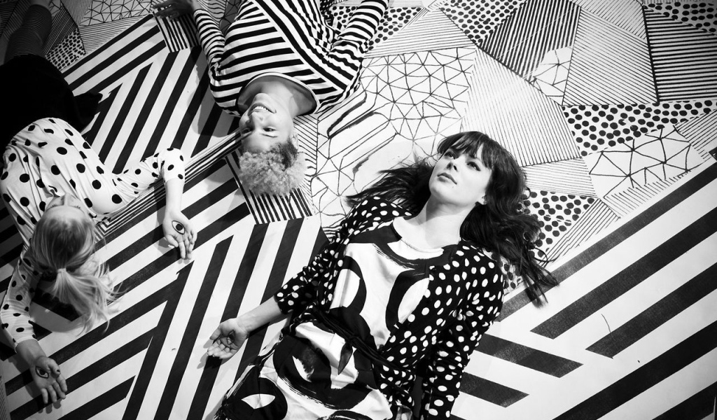 Ленка на фоне абстракции