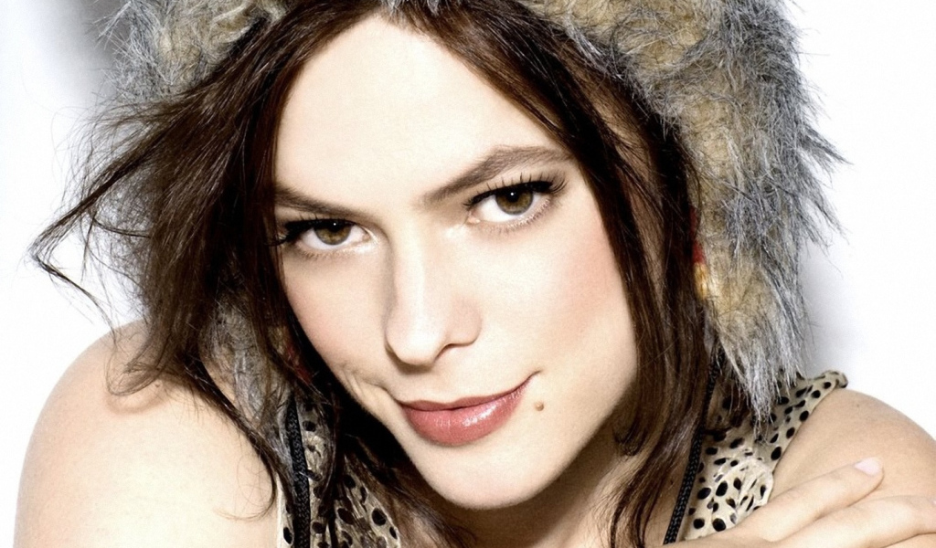 Ленка улыбается