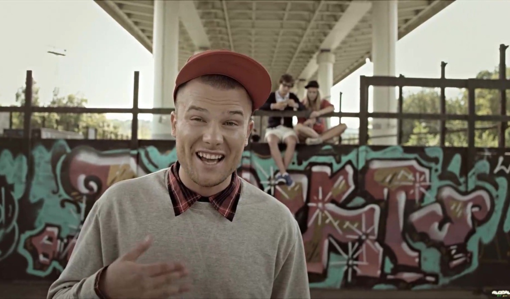 Макс Корж около граффити