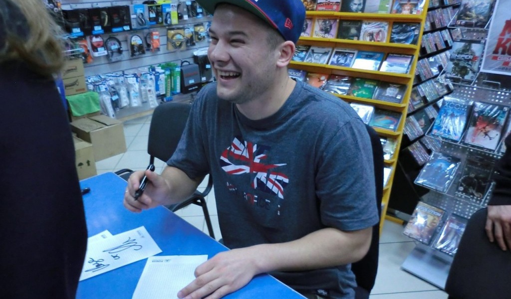 Макс Корж дает автограф