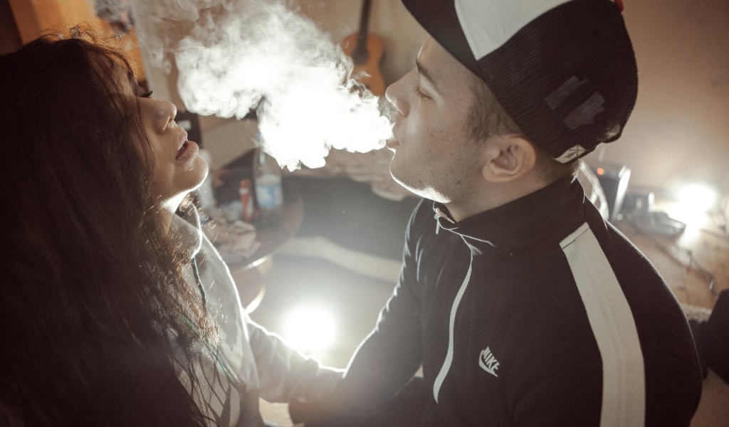 Макс Корж пускает сигаретный дым