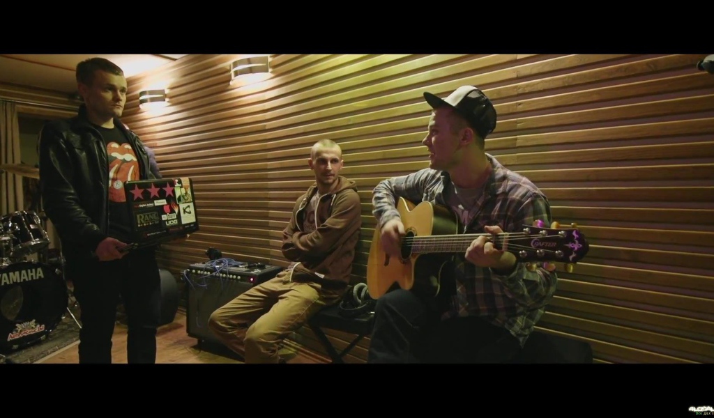 Макс Корж играет на гитаре