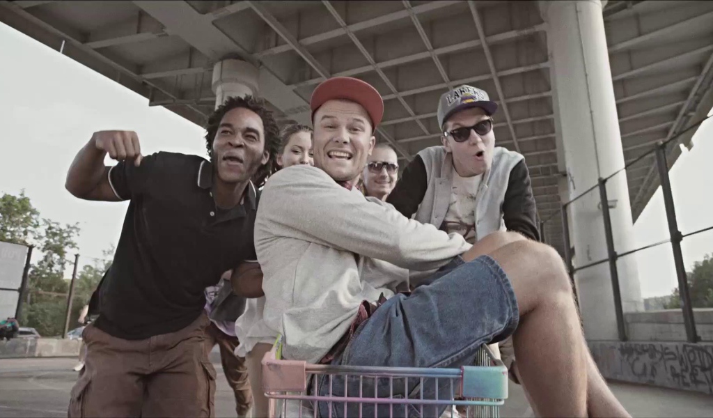 Макс Корж в корзине для продуктов