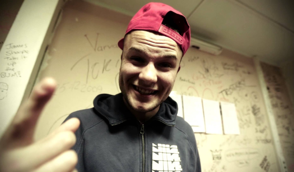 Макс Корж поет песню Небо