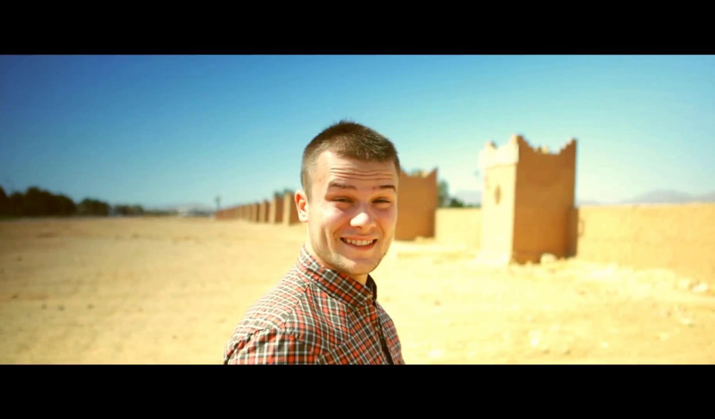 Макс Корж поет песню Небо поможет нам