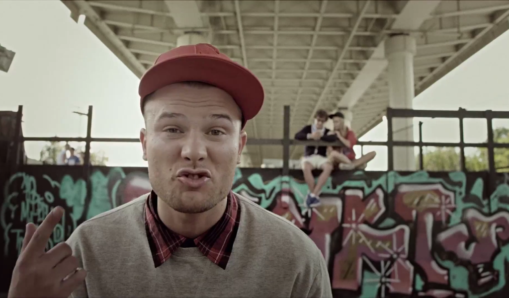 Макс Корж поет песню Где Я