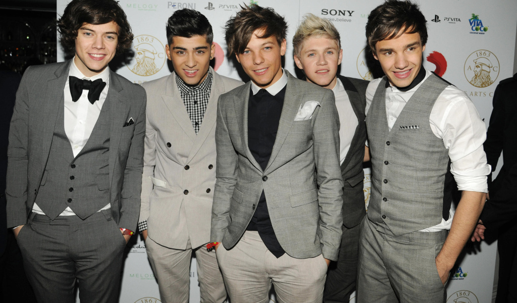 One Direction в костюмах