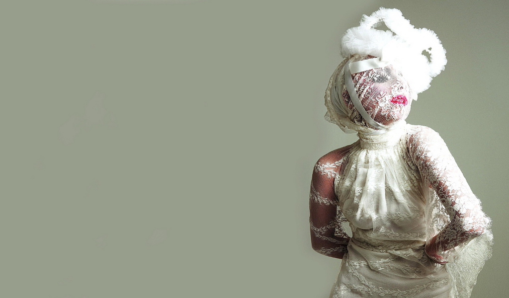 Эпатажная певица Леди Гага на светлом фоне