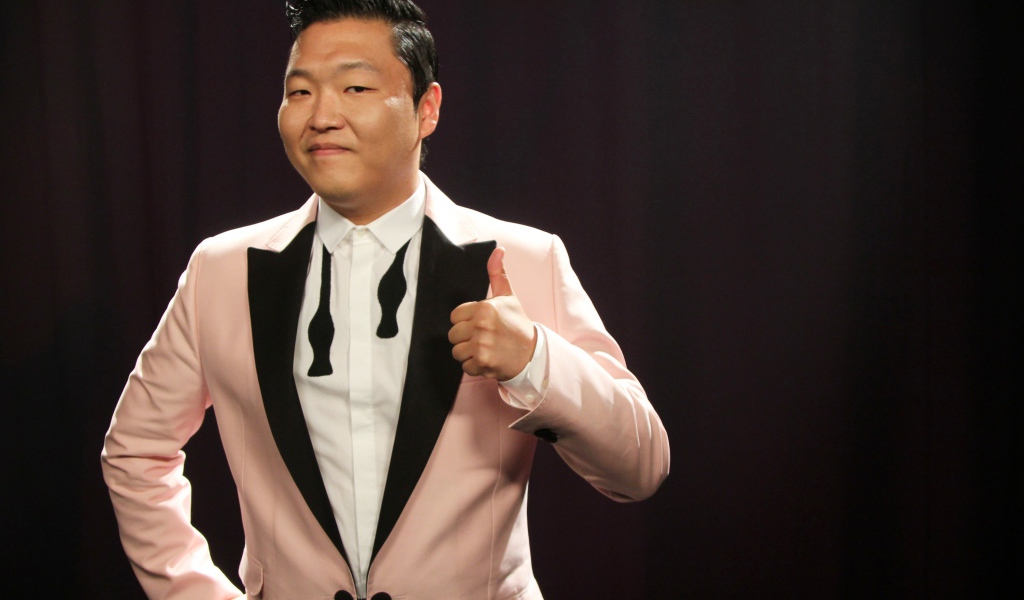 PSY в костюме