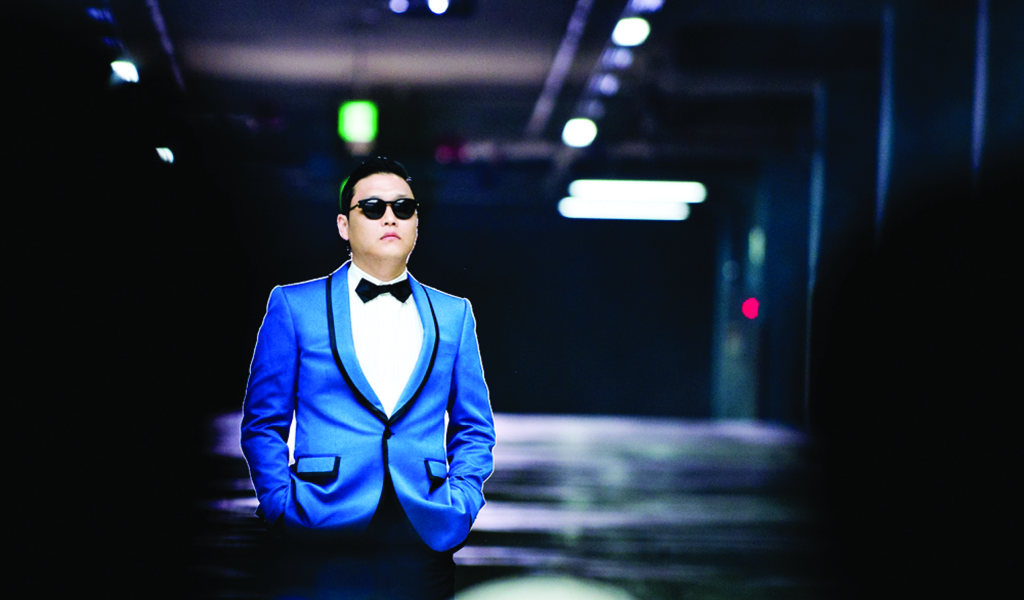 PSY в голубом костюме