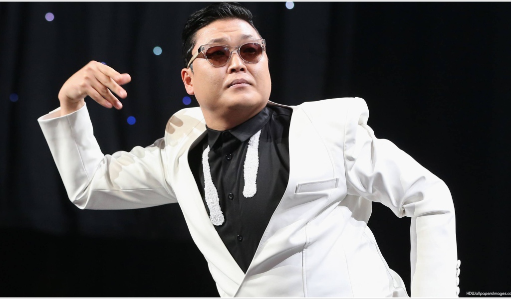 PSY в белом пиджаке