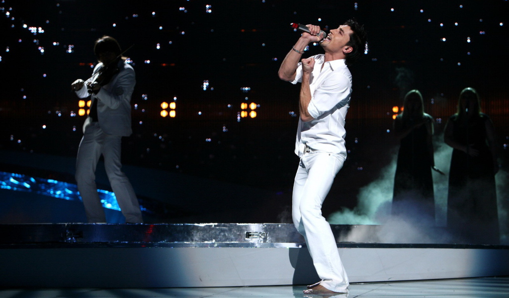 Исполнитель Дима Билан на концерте