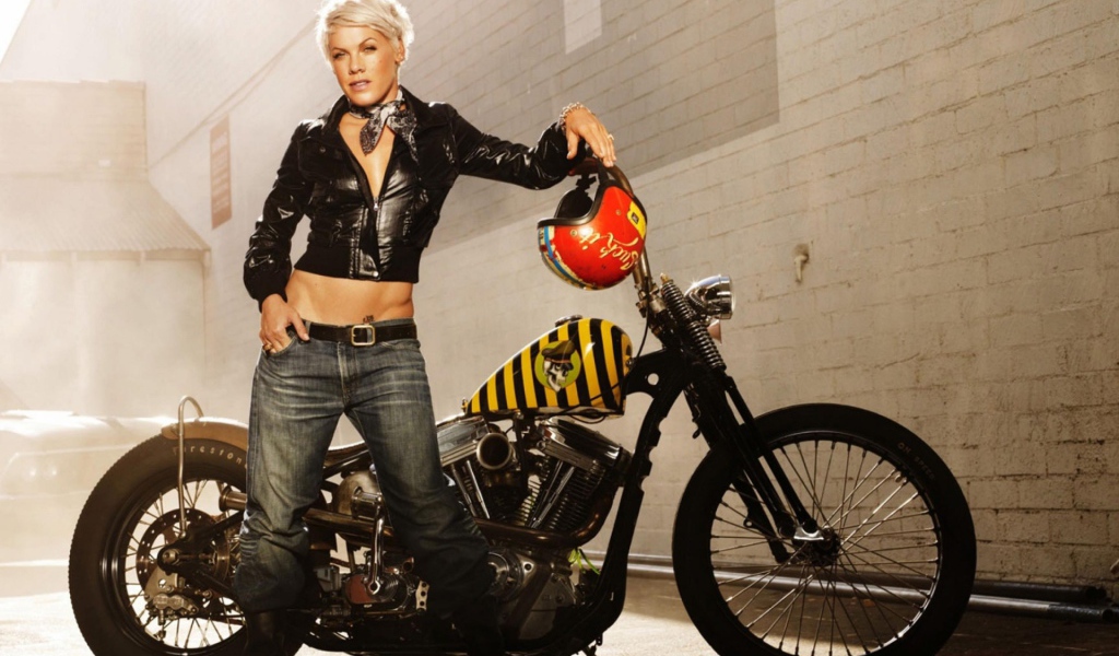 Pink около байка