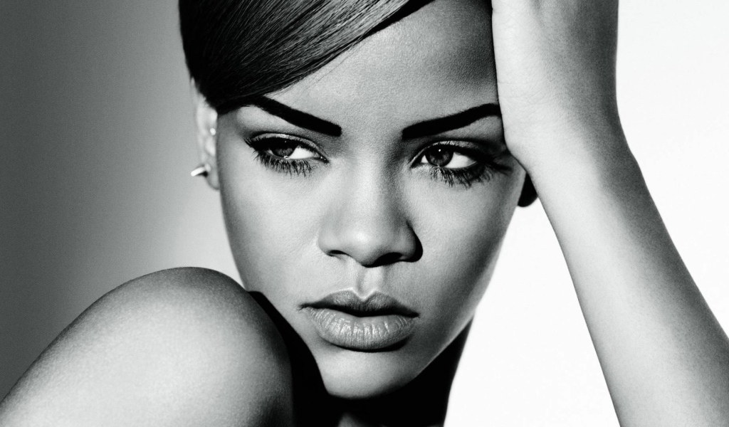 Rihanna сердитый взгляд
