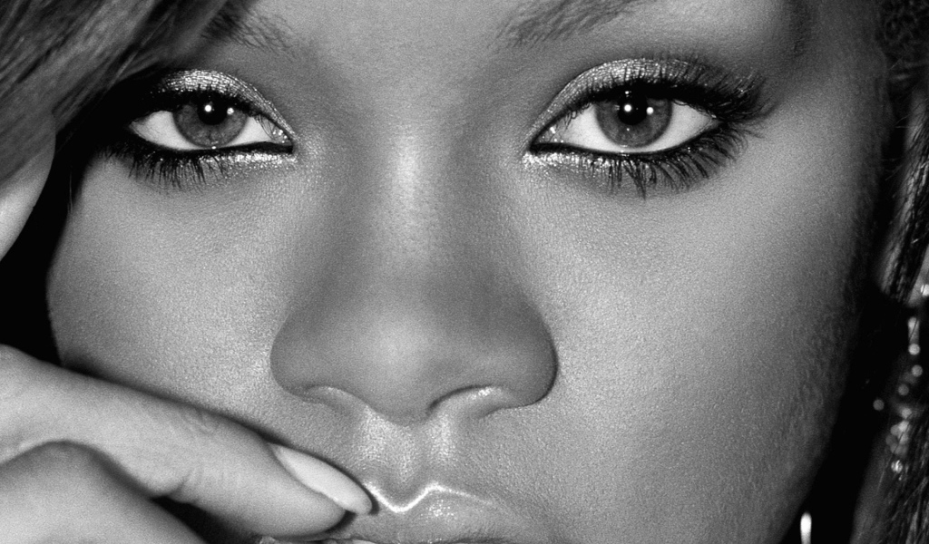 Rihanna глаза крупным планом