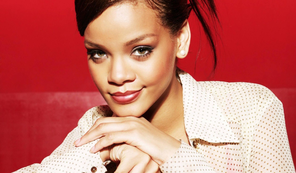 Rihanna в белой рубашке
