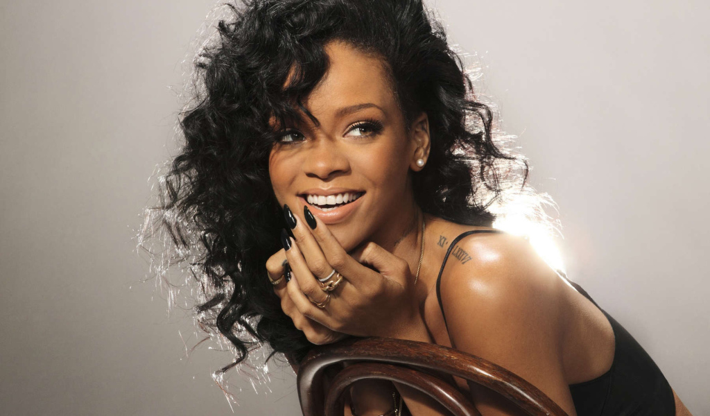  Rihanna смеяться