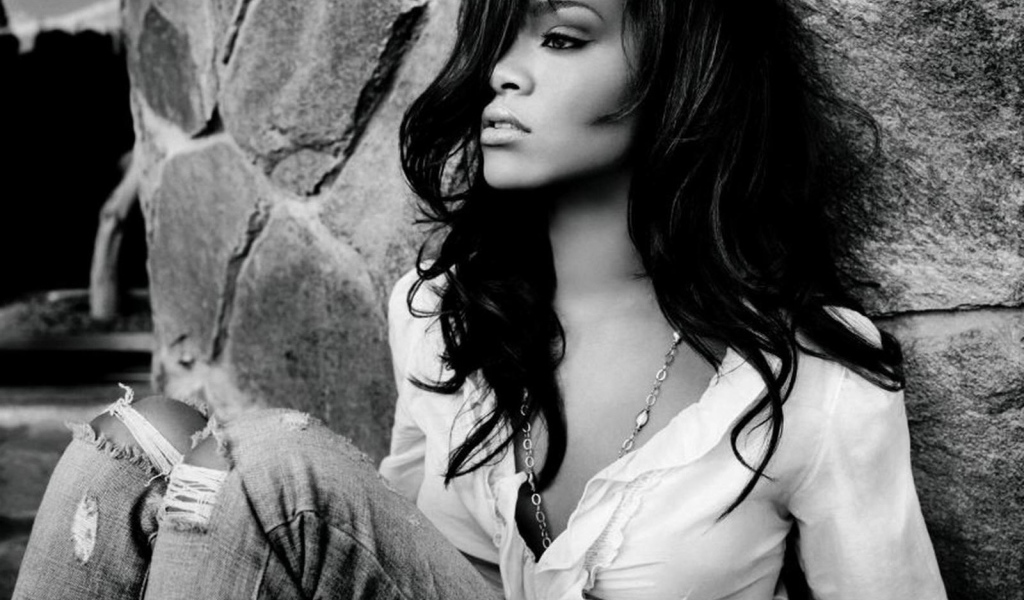 Рианна позирует для новых обоев HD