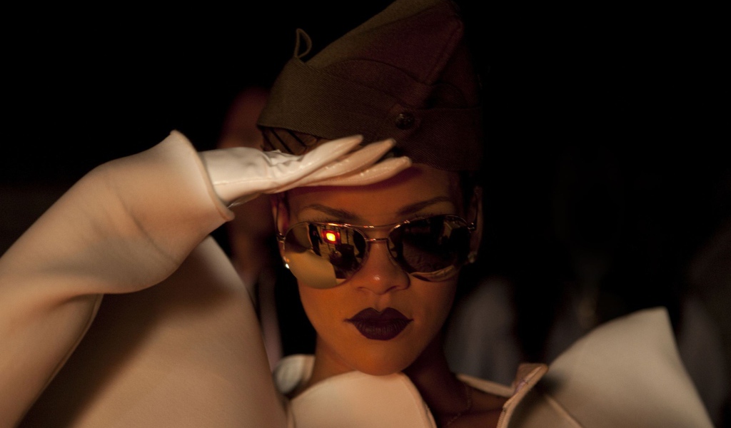 Рианна позирует как солдат