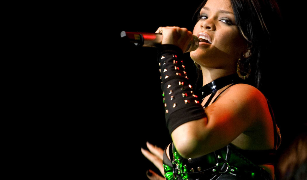Рианна поет свою новую песню