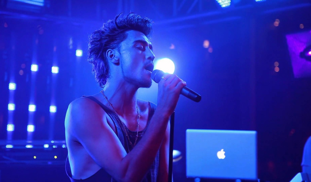 Певец Дима Билан поет песню Малыш