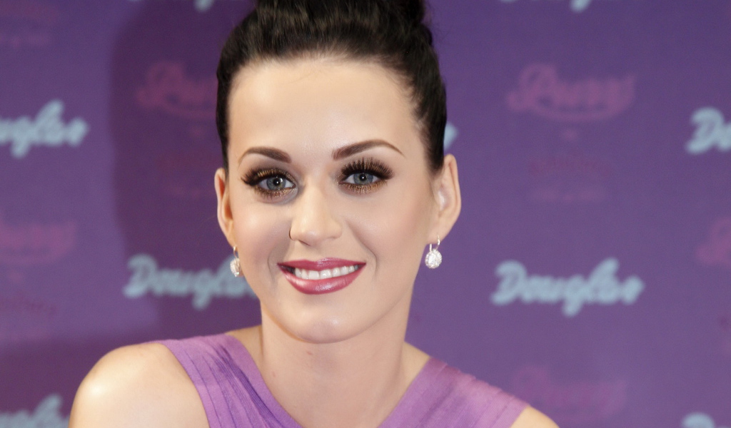 Певица Кэти Перри на пресс конференции