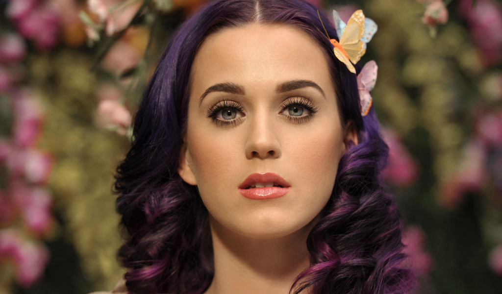 Певица Кэти Перри на фоне цветов