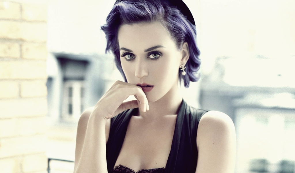 Певица Кэти Перри задумалась