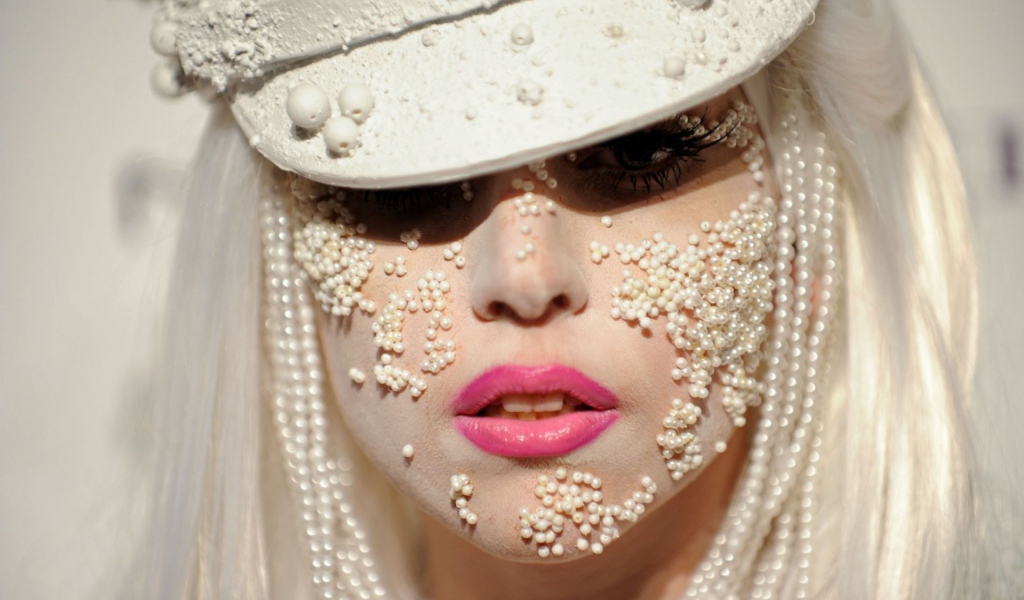 Певица Леди Гага в бусинках