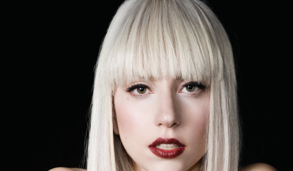 Певица Леди Гага на чёрном фоне