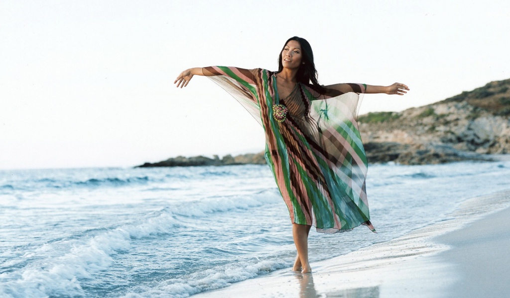 Певица у моря