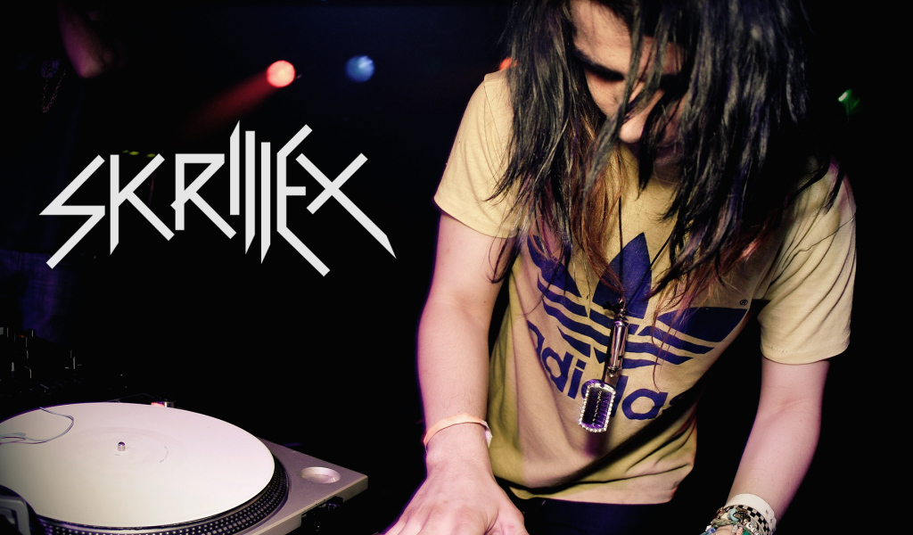 Skrillex в Adidas желтой футболке