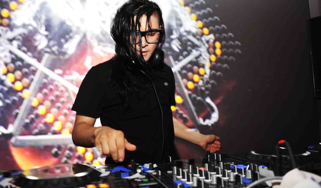 Skrillex играет новые треки