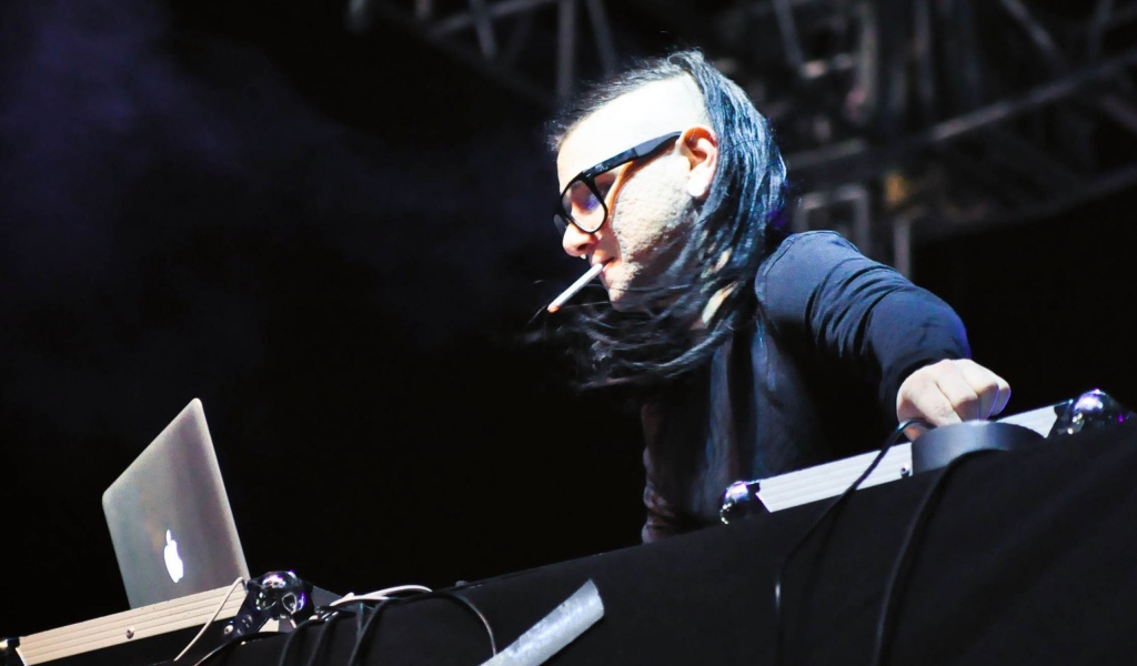 Skrillex курит сигарету во время выступления