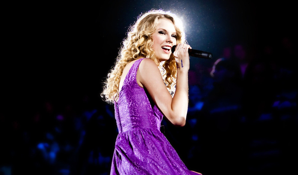 Taylor Swift поет