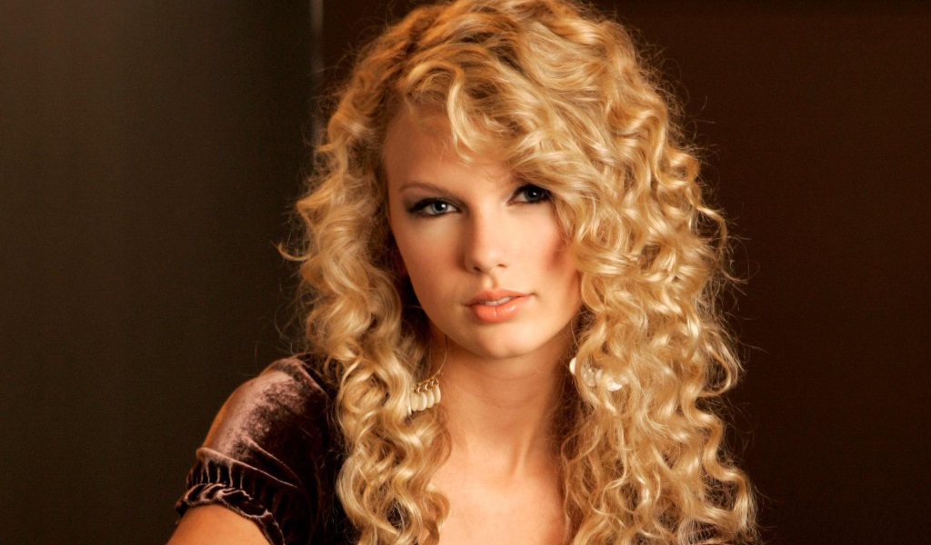 Taylor Swift вьющиеся волосы