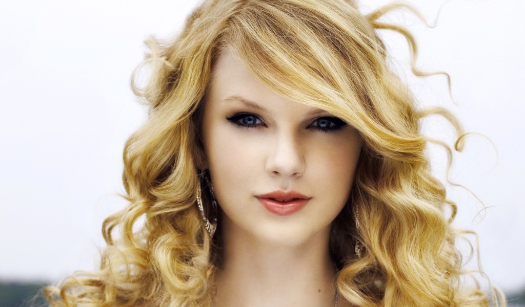 Taylor Swift милой улыбкой