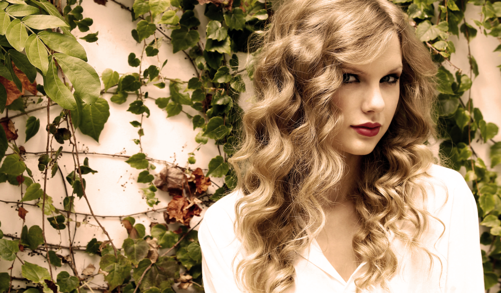 Taylor Swift в саду