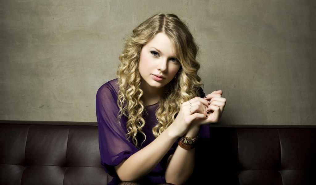 Taylor Swift в фиолетовой рубашке