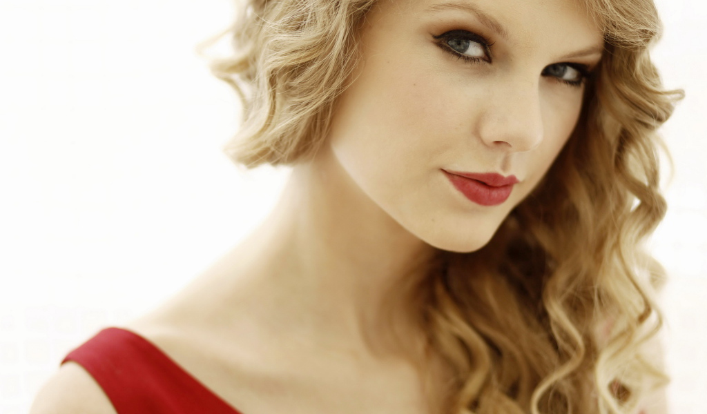 Taylor Swift в красном платье
