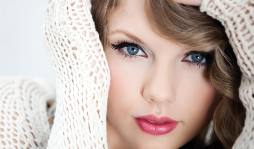 Taylor Swift в свитере