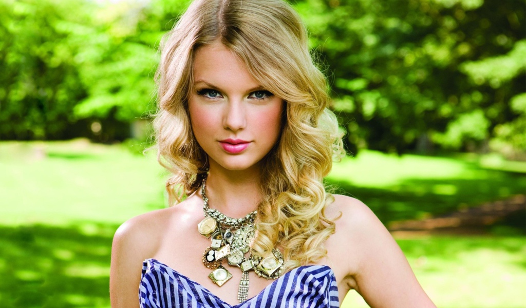 Taylor Swift в парке летом