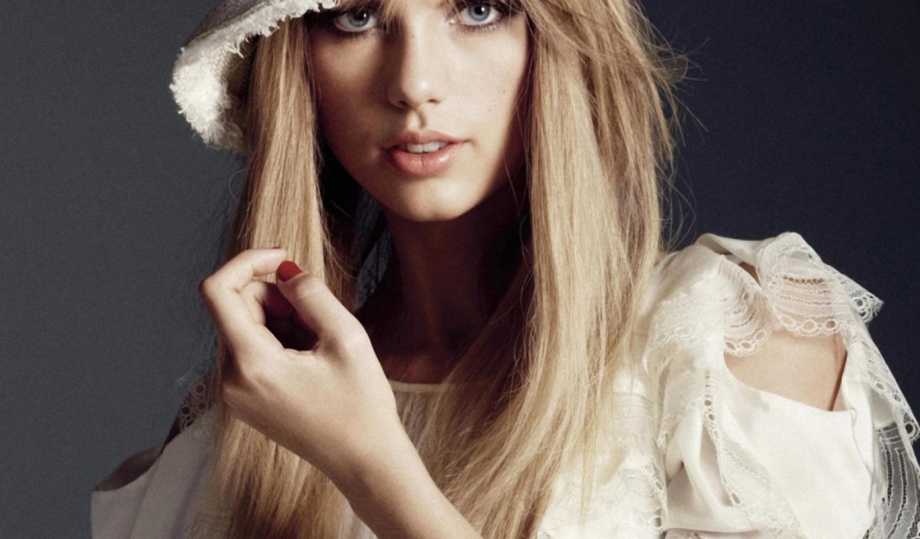 Taylor Swift в белой шляпе