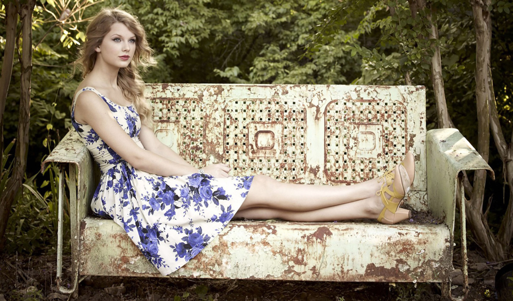 Taylor Swift на старой скамейке
