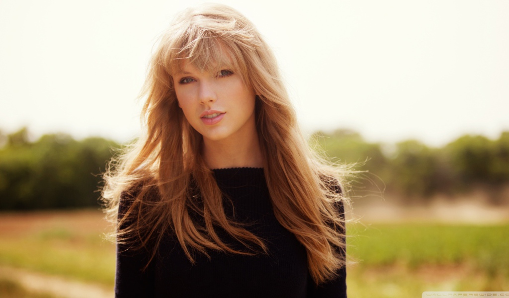 Taylor Swift на открытом воздухе