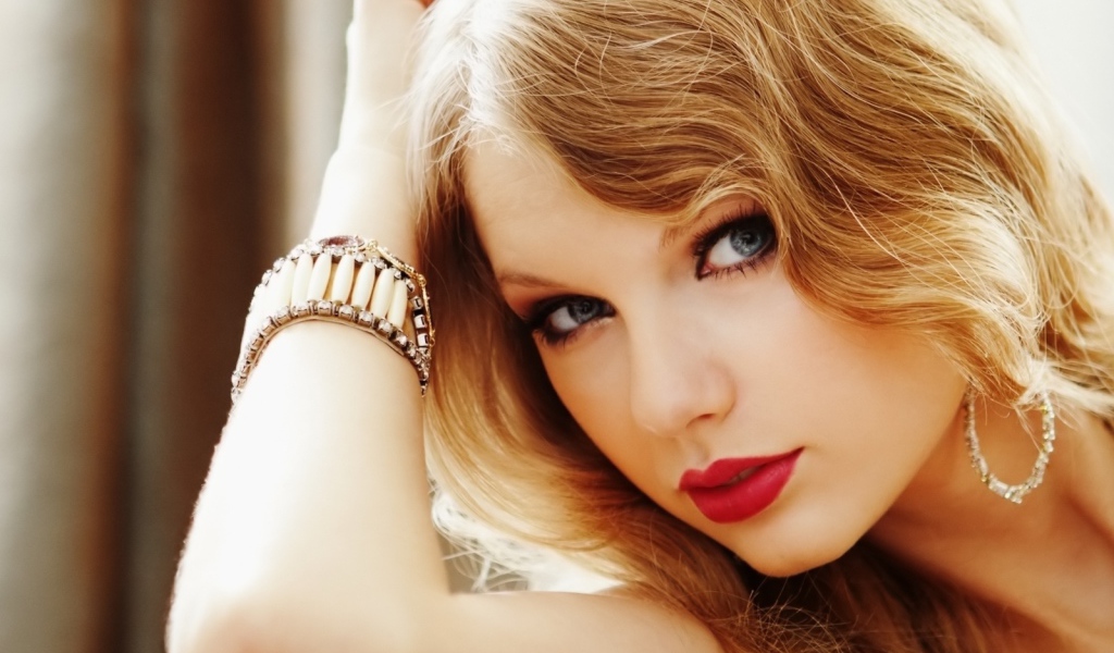 Taylor Swift красные губы
