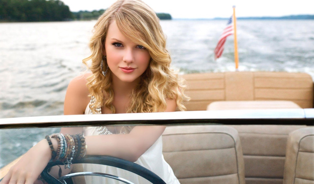 Taylor Swift плавает на теплоходе