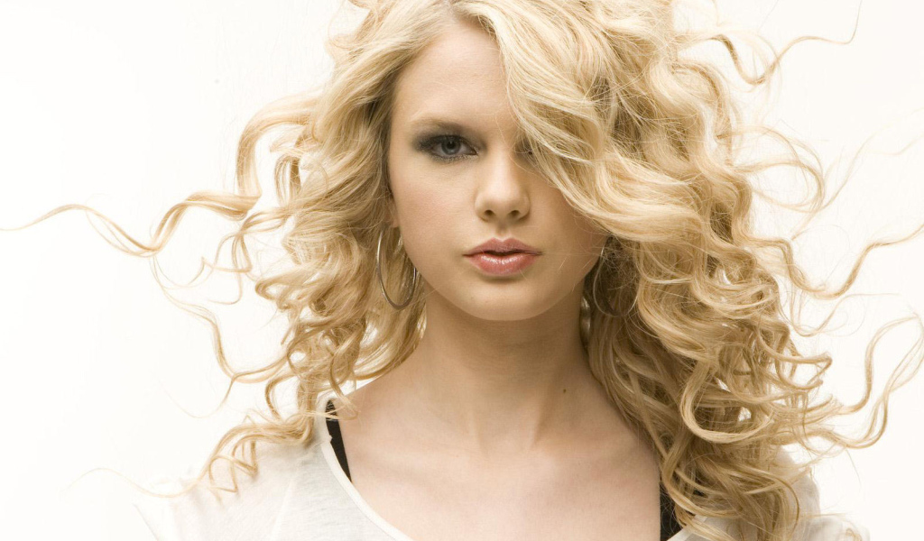 Taylor Swift под действием ветра